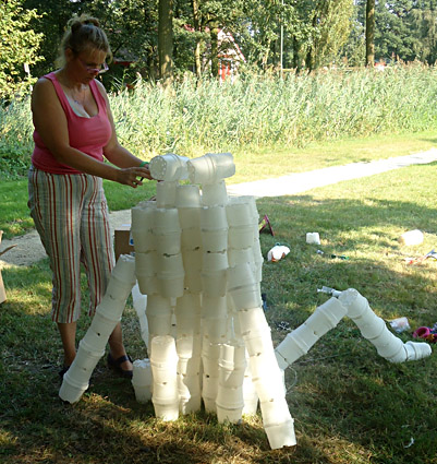 Beeld gemaakt van biobased bloempotten gemaakt van aardappel van een kikker voor de tentoonstelling Landart Diessen door Twan de Vos