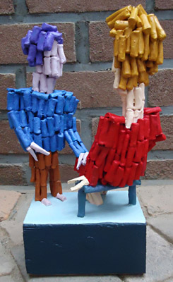 Sculptuur Ontmoeting van Twan de Vos, beeld van keramiek en hout, gesprek tussen man en vrouw