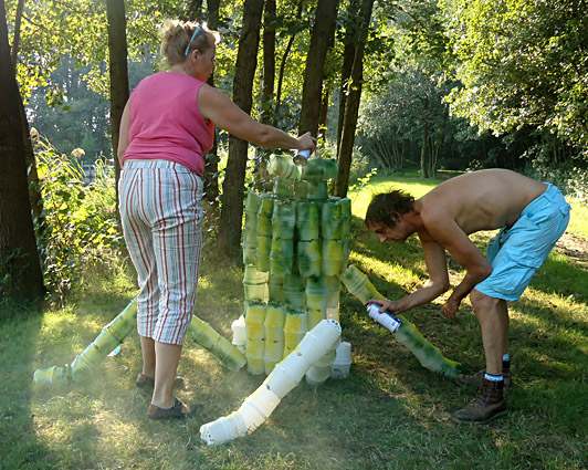 Beeld gemaakt van biobased bloempotten gemaakt van aardappel van een kikker voor de tentoonstelling Landart Diessen door Twan de Vos