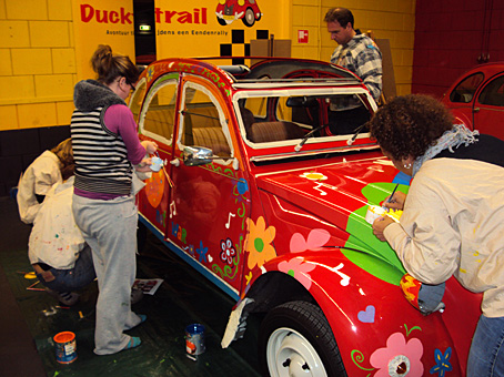 workshop auto beschilderen voor het berijf Ducktrail, met de werknemers een eend beschilderd