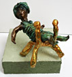brons, bronzen beeld sculptuur van eem man die op zoek is naar de grens van zitten en omvallen, op zoek naar de balans Twan de Vos