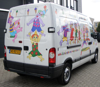 Ontwerp voor de feestbus van de Kinderopvang Wageningen, rondom feestende kinderen, het ontwerp is op de bus geplakt