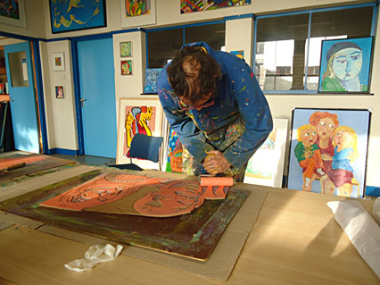 The linoleum is cut, is rolled with ink