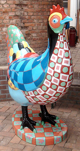 sculptuur beeld polyester kip haan, kleurrijk beschilderde kip van polyester voor een biutententoonstelling in Barneveld sculptuur polyester kip haan