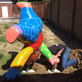 Plaatsing polyester beeld bij Bemok school in Kortrijk, België