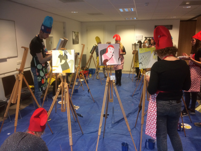 Collega's van Fysiotherapiepraktijk de Molen uit Houten aan het schilderen van hun puzzelschilderij