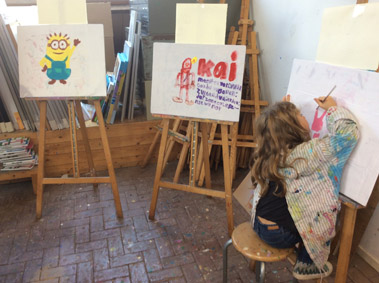 Kinderfeestje kussensloop schilderen met textielverf in Wageningen of Tilburg, een schilderij op bed maken, je kussensloop versieren, wasbaar op 60 graden in de wasmachine