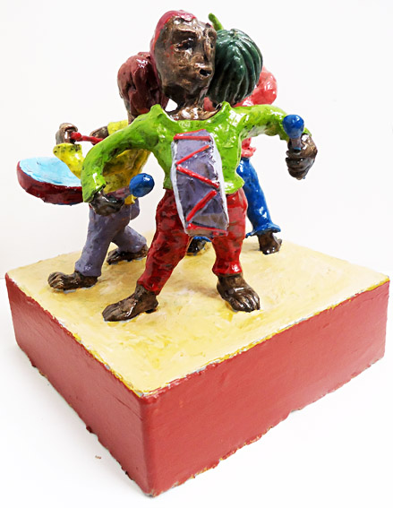 Sculptuur Open podium van Twan de Vos, saxofonist, drummer en grote trom proberen samen te jammen, muziek