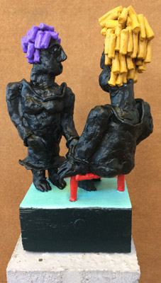 Sculptuur In gesprek van Twan de Vos, beeld van keramiek, bijenwas en hout, gesprek tussen man en vrouw