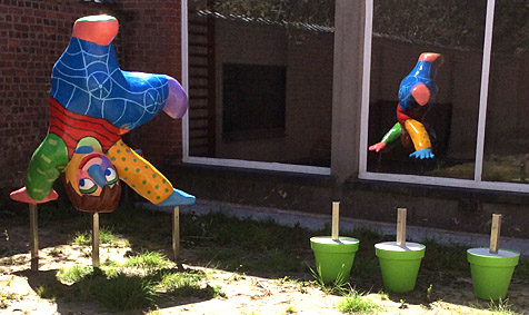 Plaatsing polyester beeld bij Bemok school in Kortrijk, België