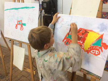 Kinderfeestje kussensloop schilderen met textielverf in Wageningen of Tilburg, een schilderij op bed maken, je kussensloop versieren, wasbaar op 60 graden in de wasmachine, eerst een ontwerp maken op papier