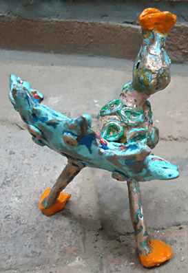 brons, bronzen beeld sculptuur van een vogel die via een lokroep op zoek is naar zijn partner, een trompetvogel